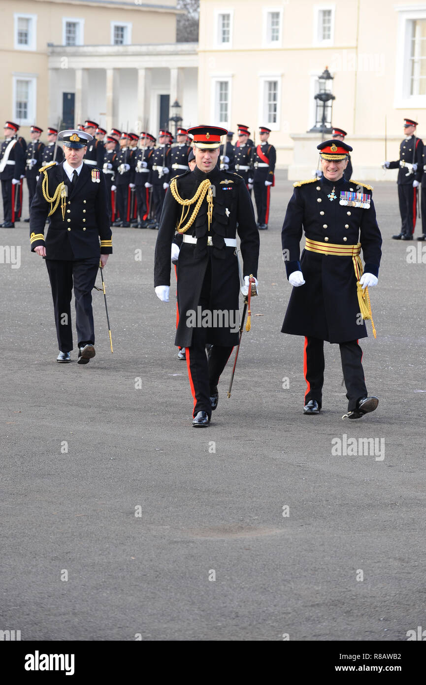 Le duc de Cambridge, le Prince William vu représentant Sa Majesté la Reine en tant que l'agent chargé de l'examen au défilé du souverain. Le défilé du souverain à la fin de chaque terme marque l'évanouissement de Sandhurst des élèves-officiers qui ont suivi le cours de mise en service. La parade marquera la fin d'une année de formation intensive de 169 élèves-officiers du Royaume-Uni et 25 de 19 pays outre-mer Académie Royale Militaire de Sandhurst. Banque D'Images