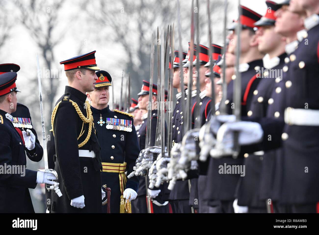 Le duc de Cambridge, le Prince William vu représentant Sa Majesté la Reine en tant que l'agent chargé de l'examen au défilé du souverain. Le défilé du souverain à la fin de chaque terme marque l'évanouissement de Sandhurst des élèves-officiers qui ont suivi le cours de mise en service. La parade marquera la fin d'une année de formation intensive de 169 élèves-officiers du Royaume-Uni et 25 de 19 pays outre-mer Académie Royale Militaire de Sandhurst. Banque D'Images
