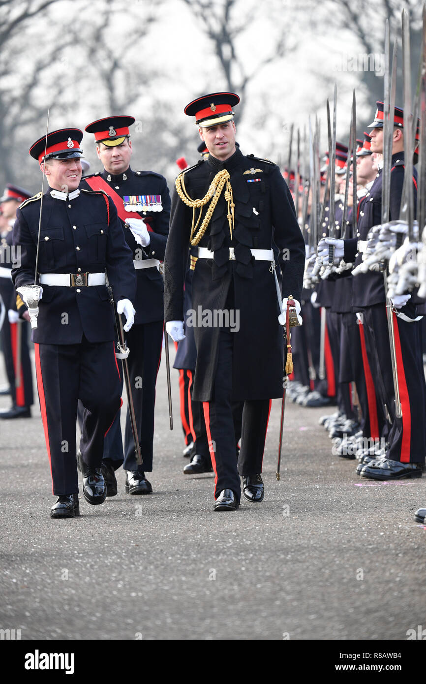 Le duc de Cambridge, le Prince William vu représentant Sa Majesté la Reine en tant que l'agent chargé de l'examen au défilé du souverain. Le défilé du souverain à la fin de chaque terme marque l'évanouissement de Sandhurst des élèves-officiers qui ont suivi le cours de mise en service. La parade marquera la fin d'une année de formation intensive de 169 élèves-officiers du Royaume-Uni et 25 de 19 pays outre-mer Académie Royale Militaire de Sandhurst. Banque D'Images