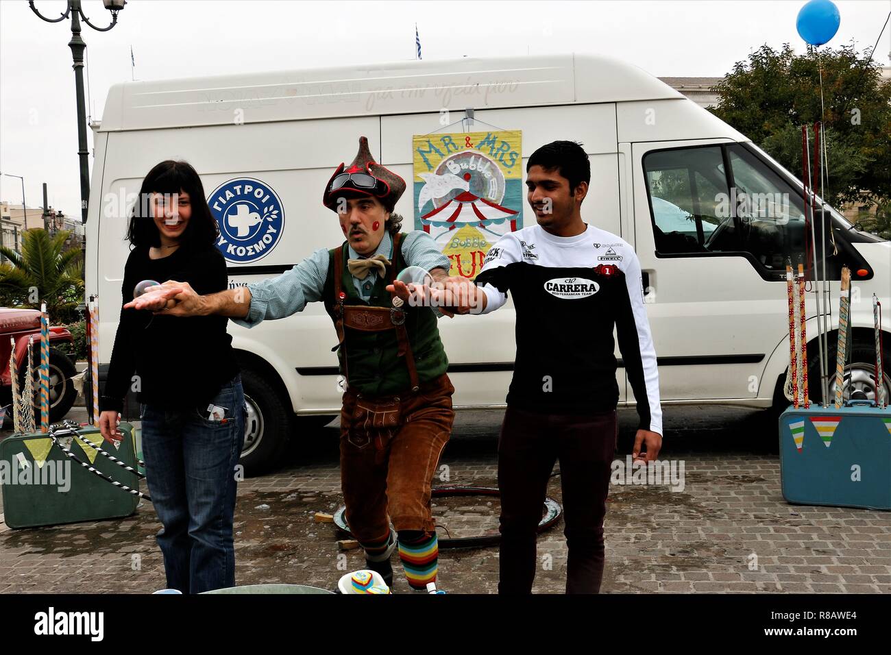 Les participants ont vu agir les couronnes pendant l'événement. Médicaments du monde l'organisme sans but lucratif se sont réunis avec les boîtes de lait, de nourriture et d'autres nécessités de la médecine pour les personnes dans le besoin de faire un arbre de Noël d'eux. Banque D'Images