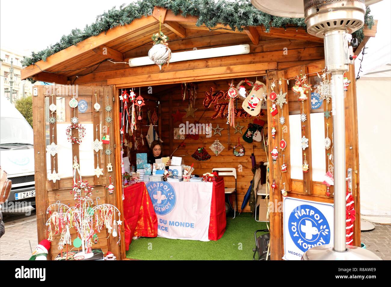 Le bureau collection vu lors d'un événement organisé par les médicaments du monde. L'organisme sans but lucratif se sont réunis avec les boîtes de lait, de nourriture et d'autres nécessités de la médecine pour les personnes dans le besoin de faire un arbre de Noël d'eux. Banque D'Images