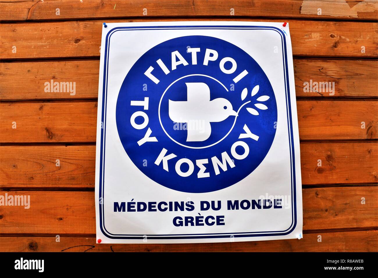 Logo de médicaments Du Monde vu lors d'un événement organisé par l'organisme sans but lucratif qui a recueilli des boîtes de lait, des aliments avec la médecine et d'autres nécessités pour les personnes dans le besoin de faire un arbre de Noël d'eux. Banque D'Images