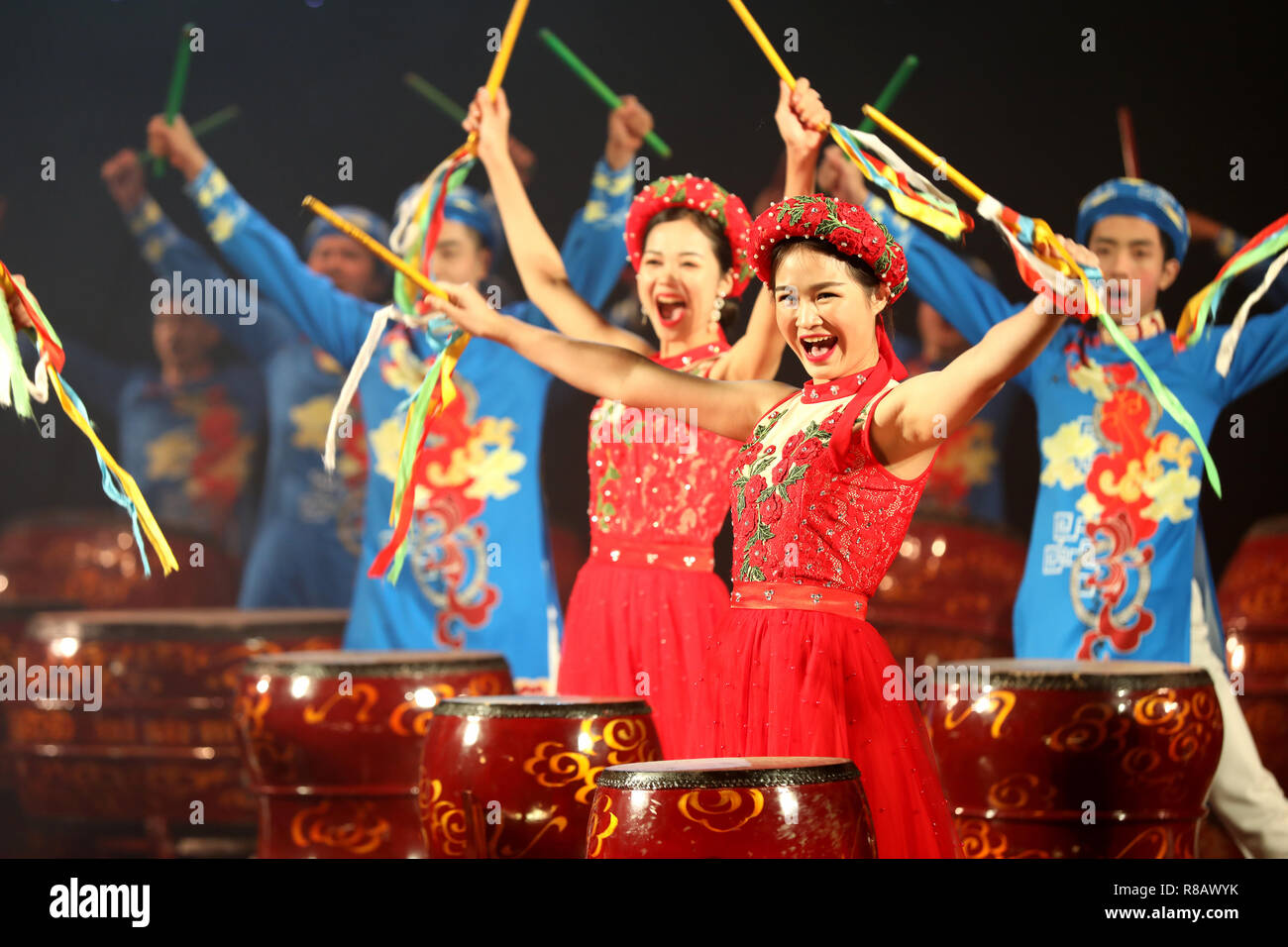 Hanoi, Vietnam. 13 Décembre, 2018. Les artistes vietnamiens effectuer au cours d'une performance conjointe par l'étape traditionnelle chinois et vietnamiens à Hanoi les artistes, capitale du Vietnam, le 13 décembre 2018. Les performances par des artistes chinois et vietnamiens a fait partie de l'étape de la semaine d'échange traditionnel China-Vietnam détenus par l'ambassade de Chine au Vietnam et l'Association des artistes de scène du Vietnam à partir de 10 décembre à 14 décembre à Hanoi. Credit : Wang Di/Xinhua/Alamy Live News Banque D'Images