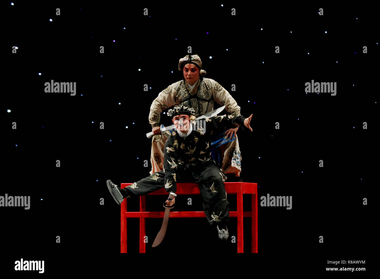 Hanoi, Vietnam. 13 Décembre, 2018. Les artistes chinois effectuer au cours d'une performance conjointe par l'étape traditionnelle chinois et vietnamiens à Hanoi les artistes, capitale du Vietnam, le 13 décembre 2018. Les performances par des artistes chinois et vietnamiens a fait partie de l'étape de la semaine d'échange traditionnel China-Vietnam détenus par l'ambassade de Chine au Vietnam et l'Association des artistes de scène du Vietnam à partir de 10 décembre à 14 décembre à Hanoi. Credit : Wang Di/Xinhua/Alamy Live News Banque D'Images