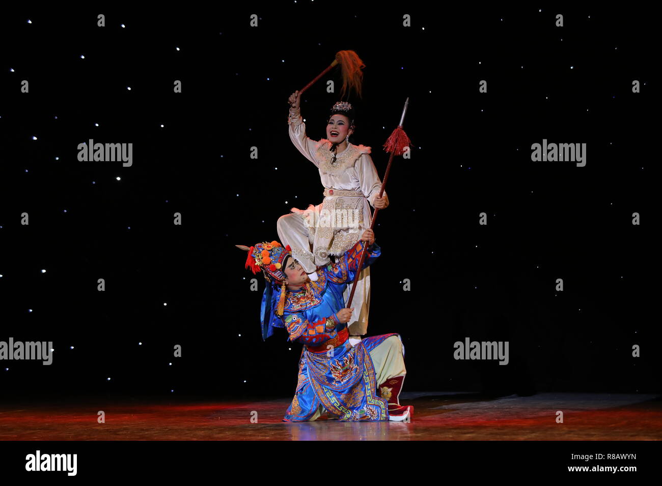 Hanoi, Vietnam. 13 Décembre, 2018. Les artistes vietnamiens effectuer lors d'un projet conjoint de deux traditionnels chinois et vietnamiens à Hanoi, artistes étape capitale du Vietnam, le 13 décembre 2018. Les performances par des artistes chinois et vietnamiens a fait partie de l'étape de la semaine d'échange traditionnel China-Vietnam détenus par l'ambassade de Chine au Vietnam et l'Association des artistes de scène du Vietnam à partir de 10 décembre à 14 décembre à Hanoi. Credit : Wang Di/Xinhua/Alamy Live News Banque D'Images