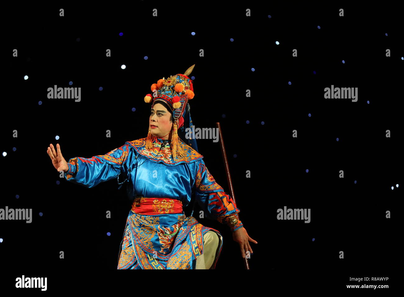 Hanoi, Vietnam. 13 Décembre, 2018. Un artiste vietnamien effectue au cours d'un projet conjoint de deux traditionnels chinois et vietnamiens à Hanoi, artistes étape capitale du Vietnam, le 13 décembre 2018. Les performances par des artistes chinois et vietnamiens a fait partie de l'étape de la semaine d'échange traditionnel China-Vietnam détenus par l'ambassade de Chine au Vietnam et l'Association des artistes de scène du Vietnam à partir de 10 décembre à 14 décembre à Hanoi. Credit : Wang Di/Xinhua/Alamy Live News Banque D'Images