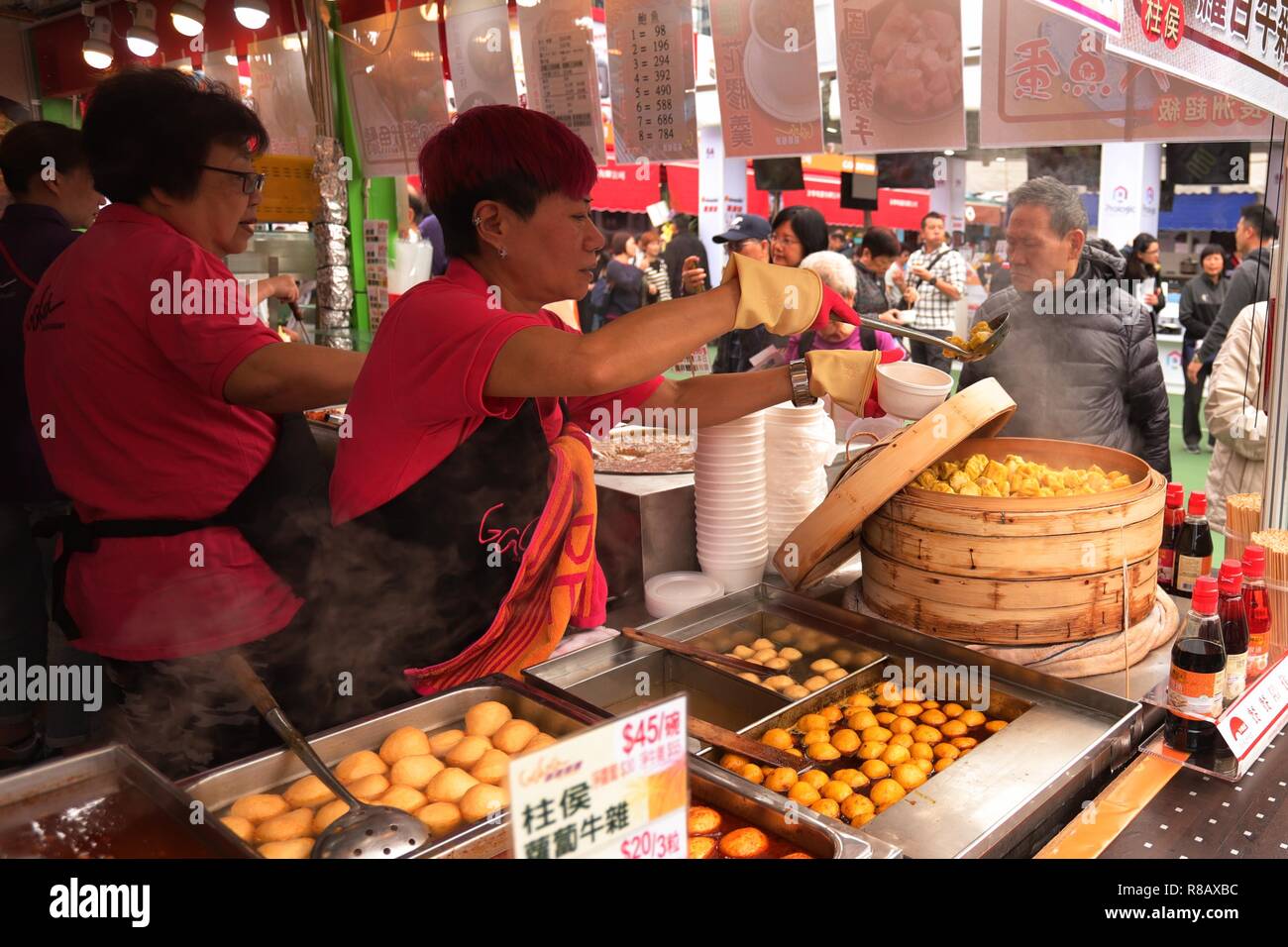Hong Kong, Chine. Le 15 décembre, 2018. Un vendeur vend Dim Sum chinois traditionnel, un en-cas populaire pour visiter au cours acheteurs jour d'ouverture de la 53e EXPO HK DES MARQUES ET DES PRODUITS. Dec 15, 2018 Hong Kong.ZUMA/Liau Chung-ren Crédit : Liau Chung-ren/ZUMA/Alamy Fil Live News Banque D'Images