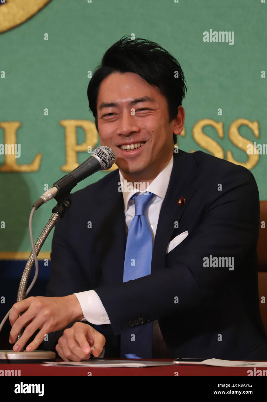 Tokyo, Japon. 14 Décembre, 2018. Parti libéral démocrate (LDP) législateur Shinjiro Koizumi, un fils de l'ancien Premier ministre japonais Junichiro Koizumi parle au National Press Club à Tokyo le vendredi, 14 décembre 2018. Quatre jeunes législateurs PLD a fait valoir la nécessité de réformes du régime alimentaire . Credit : Yoshio Tsunoda/AFLO/Alamy Live News Banque D'Images