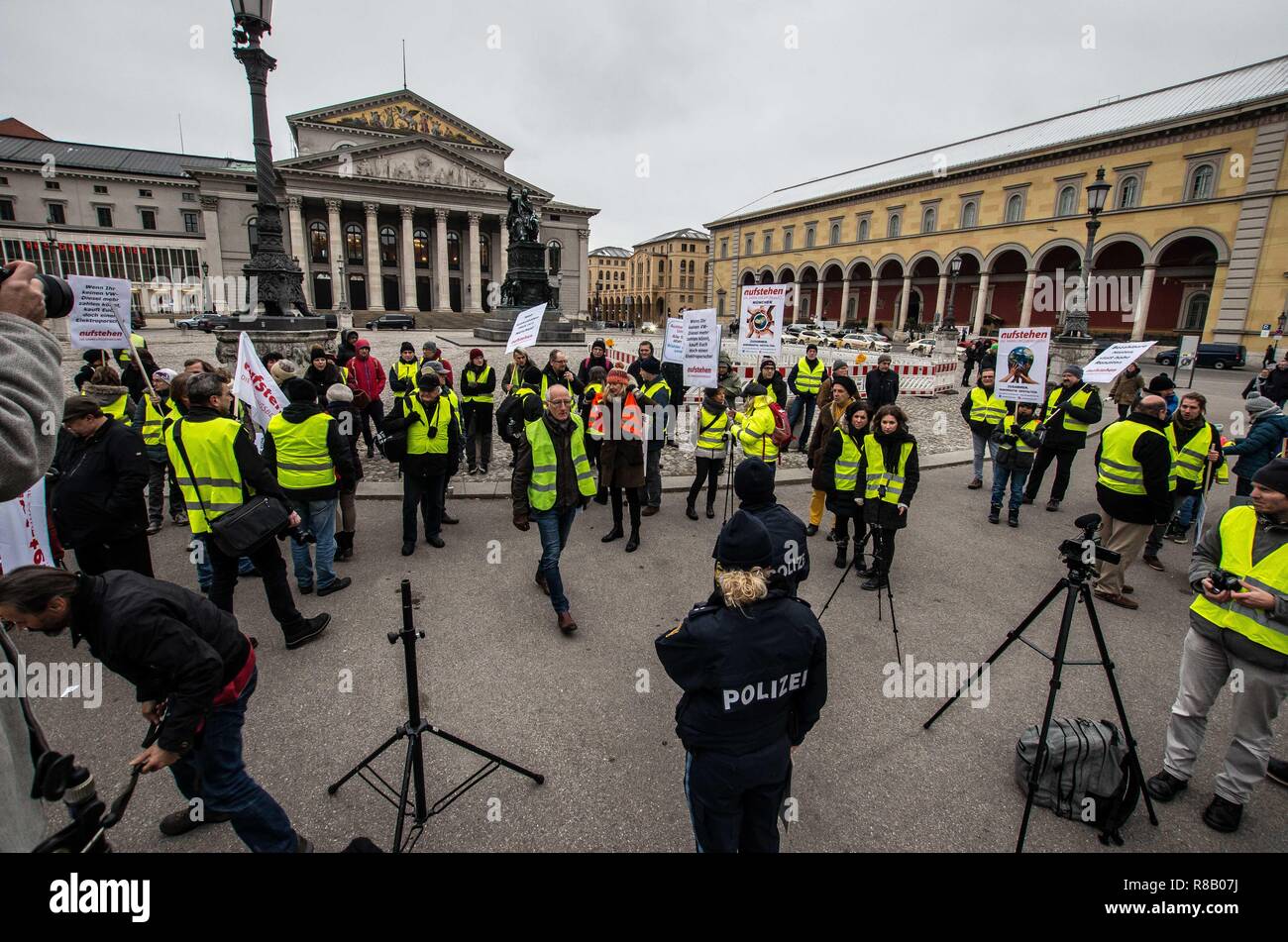Munich, Bavière, Allemagne. Le 15 décembre, 2018. Dans une tentative pour amener le mouvement révolutionnaire gilets jaunes de la France vers l'Allemagne, le groupe 'Aufstehen'' ('Stand Up'') a organisé une manifestation au gilet jaune du Munich Max Joseph Platz pour exiger des réformes pour résoudre la crise, de la pénurie de logements, la privatisation, et d'autres questions dans la ville. Credit : ZUMA Press, Inc./Alamy Live News Banque D'Images