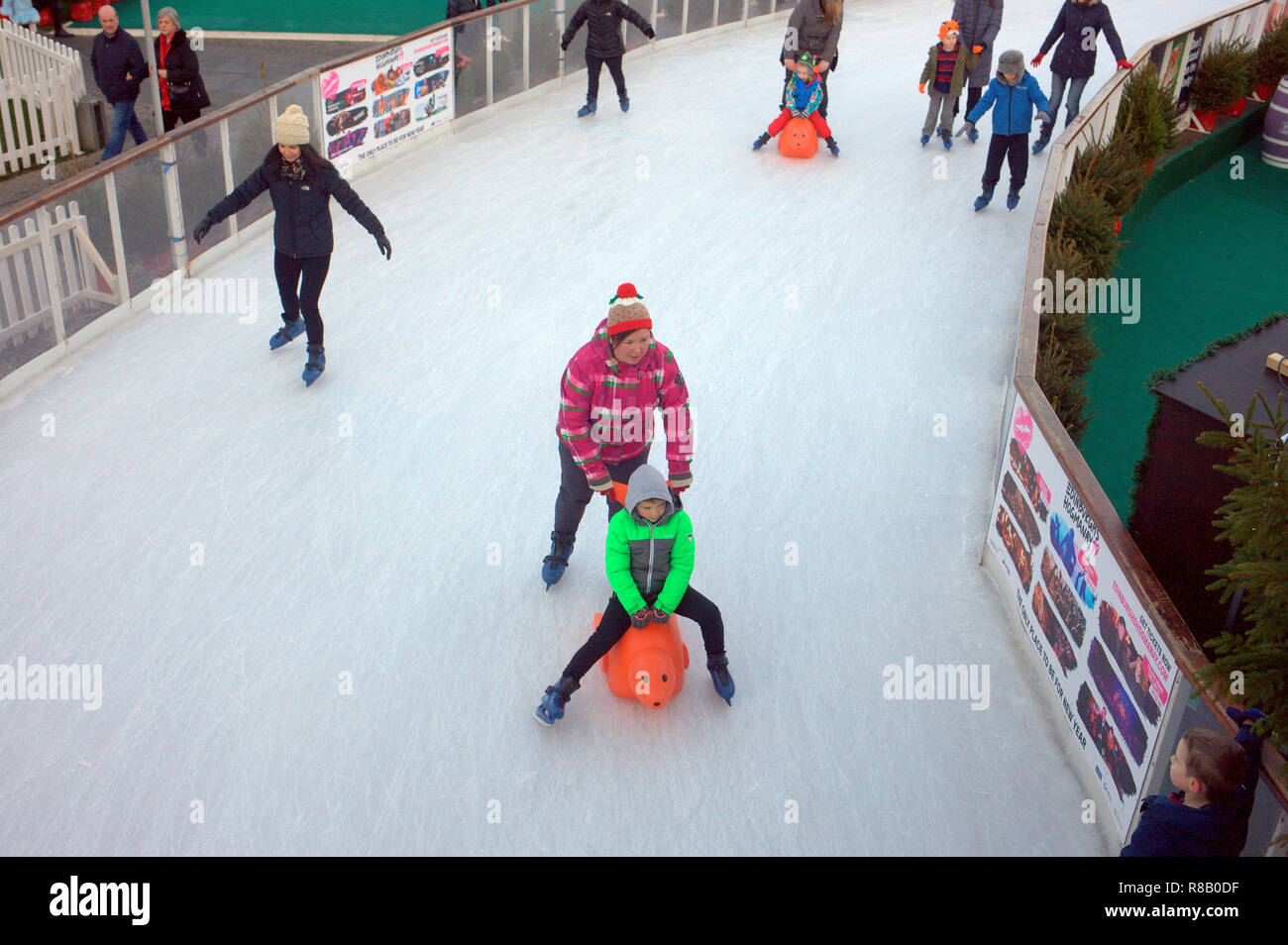 Edinburgh, Ecosse, Royaume-Uni, le 14 décembre. Noël d'Edimbourg 2018 commence à obtenir vraiment en cours avec les grandes foules de madrilènes et de touristes bravant le froid pour occuper les rues et profiter des attractions sous les lumières de la capitale se prépare pour son célèbre la nouvelle année. Gerard crédit Ferry/Alamy Live News Banque D'Images