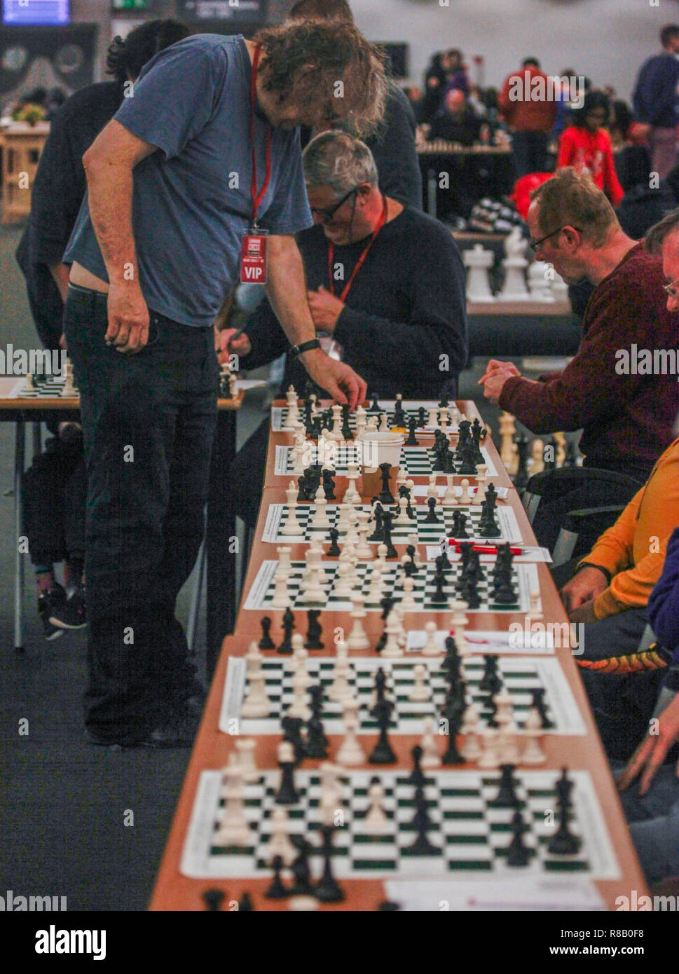 London UK 15 décembre 2018 Grand Maître d'échecs britannique Jon Speelman, donnant un affichage simultané de plus de 20 planches sur le London Chess Classic qui s'est tenue à Londres Olympia 2018 Quezada-Neiman Crédit : Paul/Alamy Live News Banque D'Images