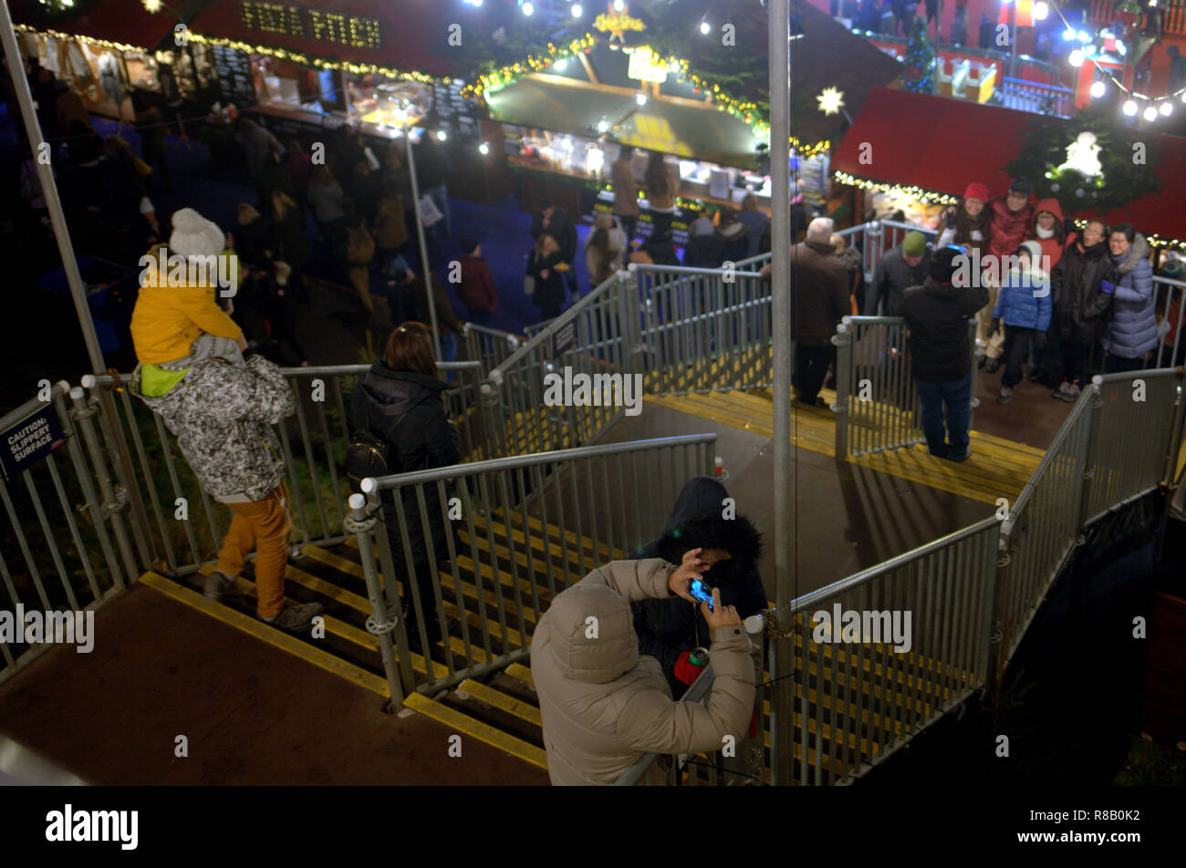 Edinburgh, Ecosse, Royaume-Uni, le 14 décembre. Noël d'Edimbourg 2018 commence à obtenir vraiment en cours avec les grandes foules de madrilènes et de touristes bravant le froid pour occuper les rues et profiter des attractions sous les lumières de la capitale se prépare pour son célèbre la nouvelle année. Gerard crédit Ferry/Alamy Live News Banque D'Images