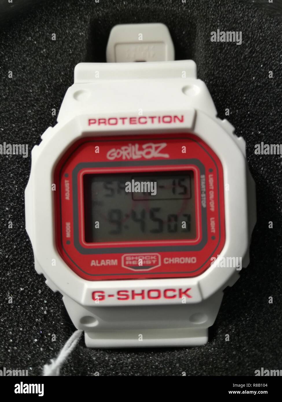 Lancement de Londres Les gens sont en attente pour la nouvelle edition speciale limitee de Noodle et Russel de montres Casio G Sshock pour Gorillaz et 35e anniversaire de la collaboration London