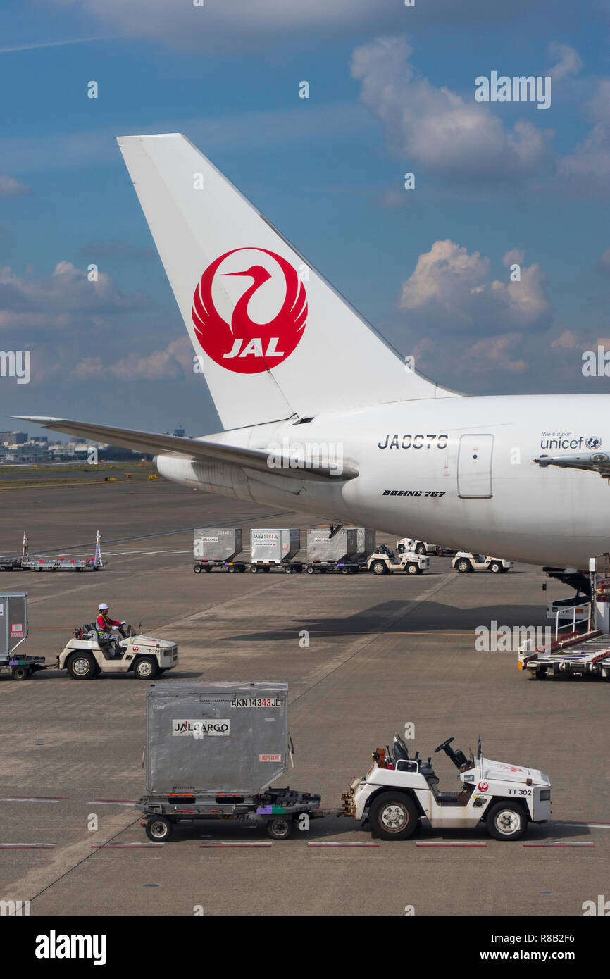 Tokyo, Japon - 17 octobre 2018 : l'aéroport de Haneda International avec un avion JAL à l'avant Banque D'Images