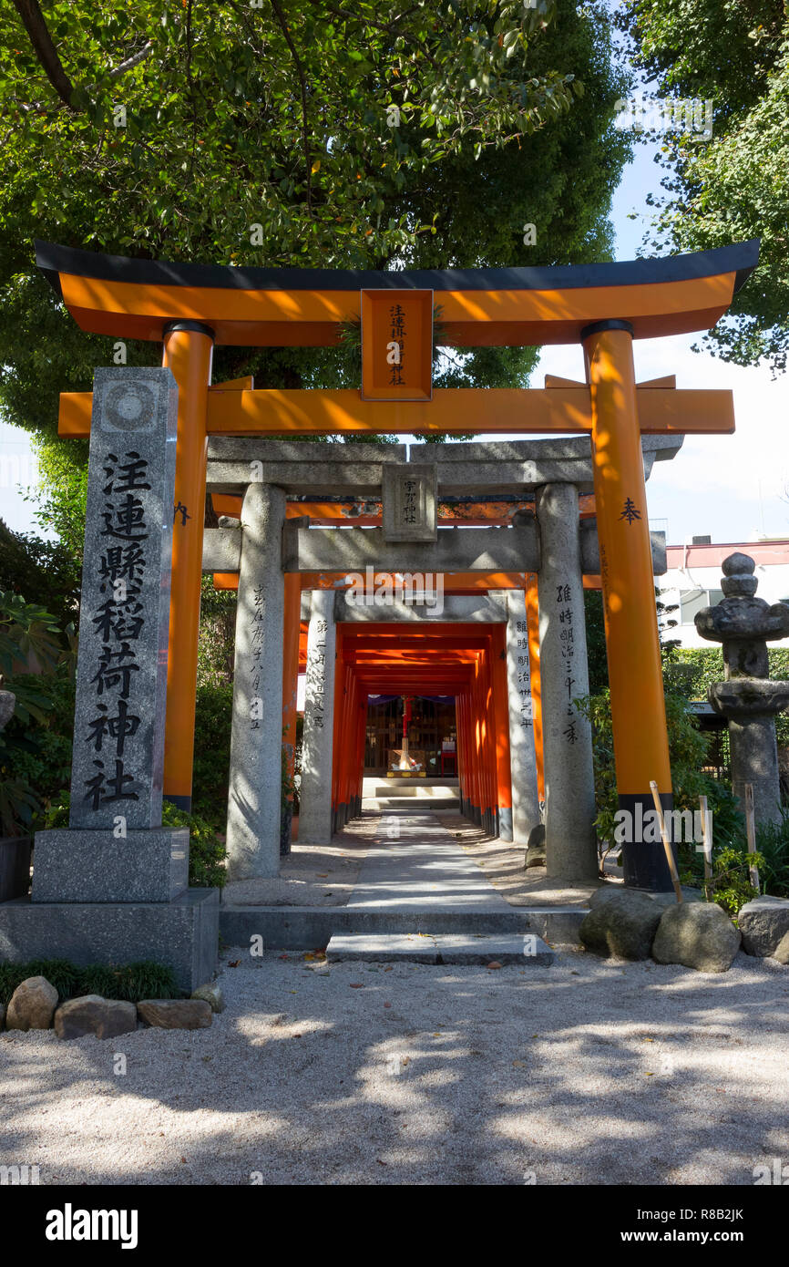Fukuoka, Japan-October 19, 2018 : Entrée avec torii rouge à un temple à la ninja Kushida shrine motif Banque D'Images