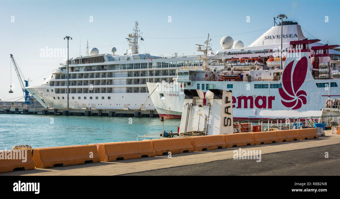 'Toremar' ferry boat et le navire de croisière dans le port de Livourne, Toscane, Italie Banque D'Images