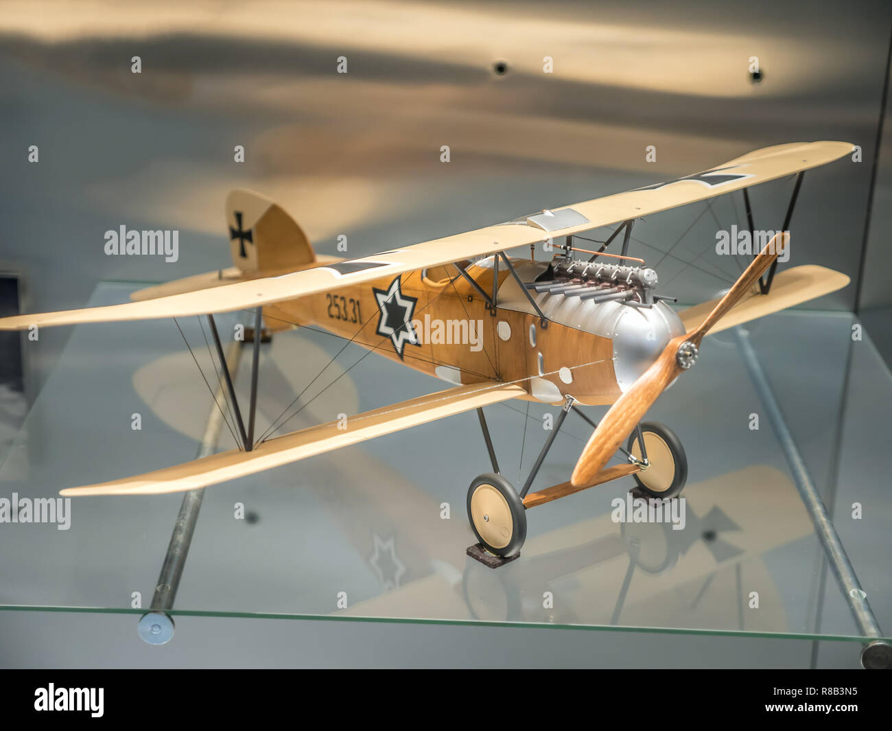 PRAGUE, RÉPUBLIQUE TCHÈQUE - 8 mars 2017 : Albatros DIII Oeffag austro-hongrois fighter 1918, Musée Technique National de Prague Banque D'Images