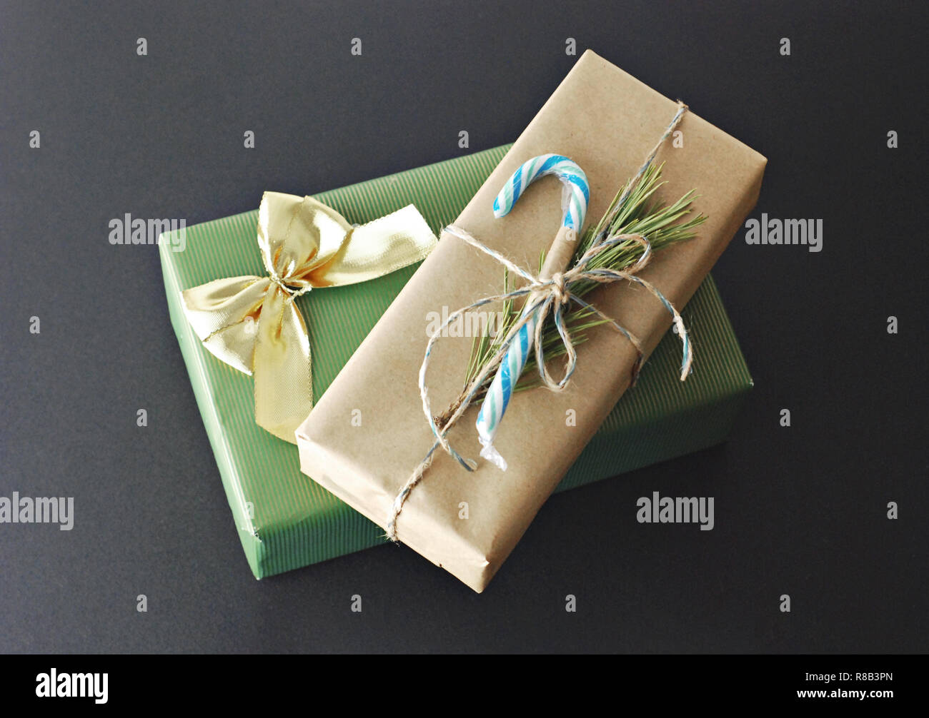 Vue de dessus deux présent cadeau enveloppé dans du papier d'emballage de fête pour Noël, télévision lay Banque D'Images
