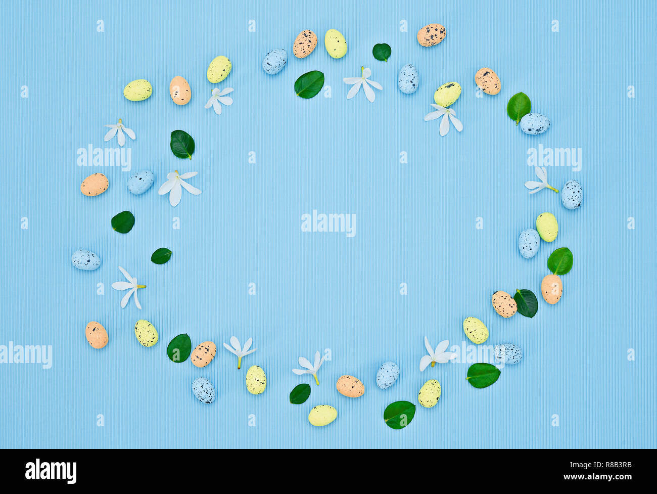 Châssis circulaire printemps composition florale sur fond bleu avec copie espace pour le texte. Mise à plat, vue du dessus Banque D'Images