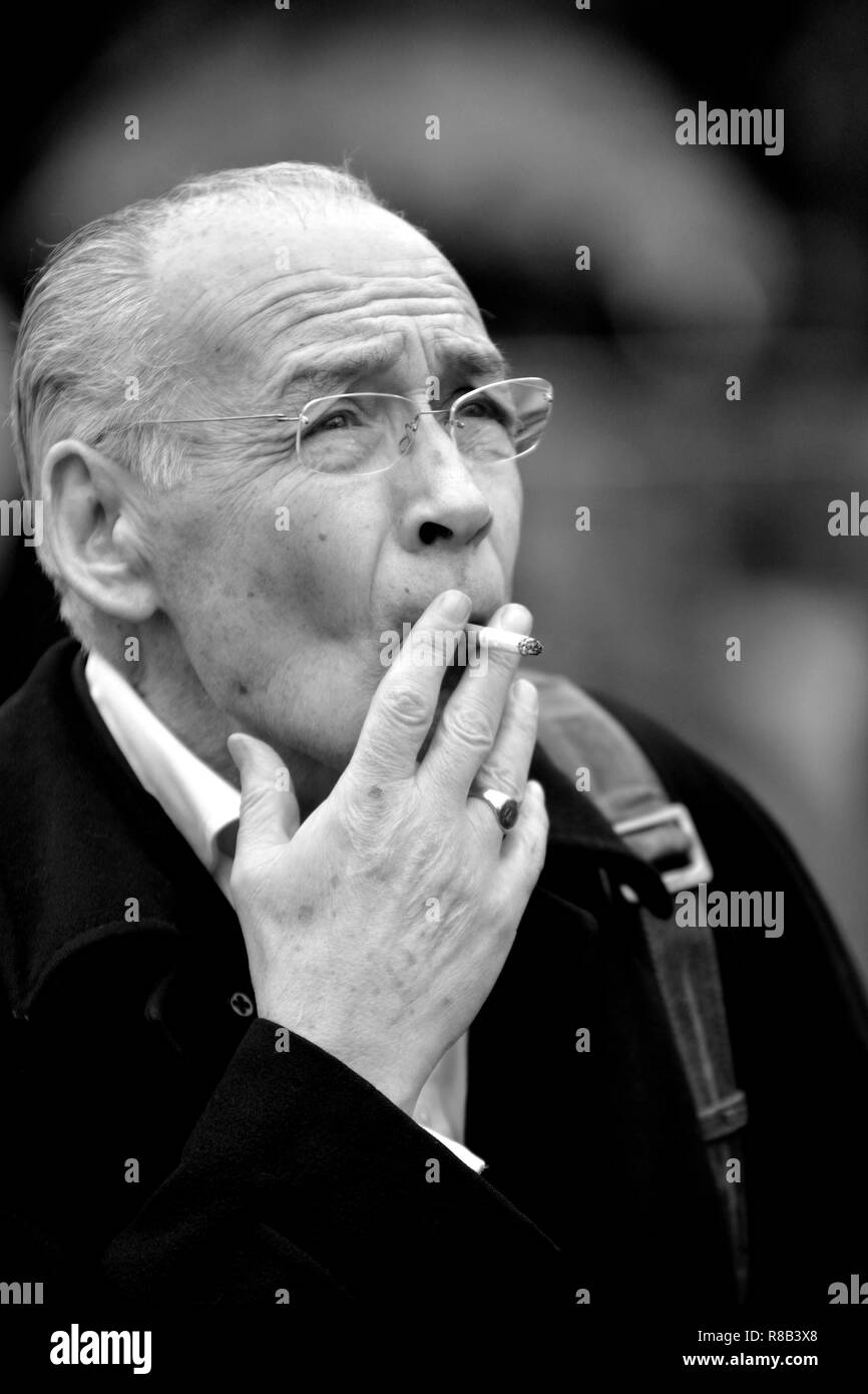 Alastair Stewart, ITN reporter, sur College Green, Westminster ayant une cigarette avant de couvrir le vote de confiance à Theresa pour la direction de la mai Banque D'Images
