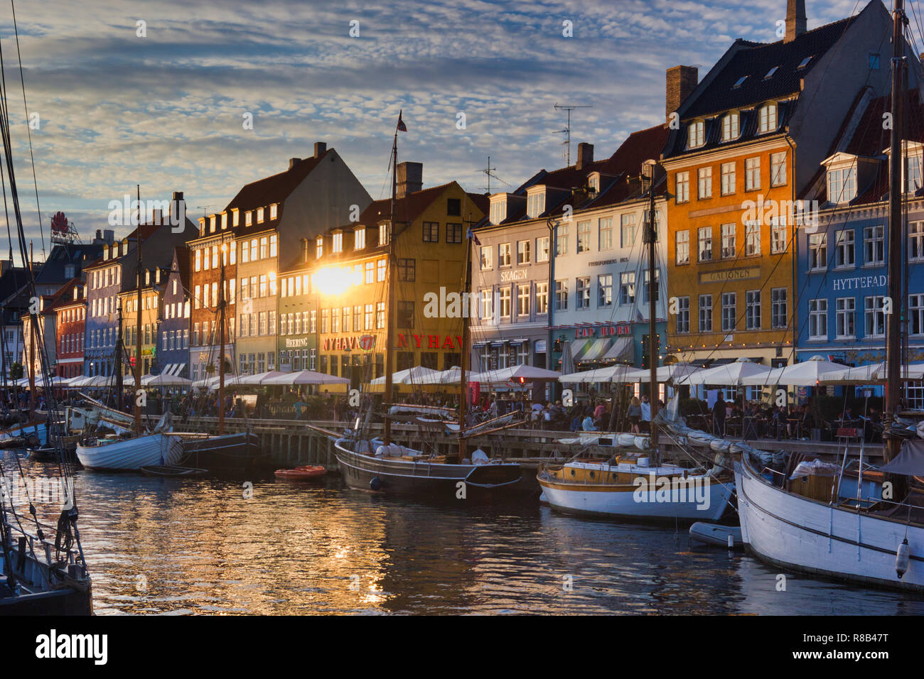 Canal de Nyhavn aux navires en bois Maisons et terrasse en plein air, Nyhavn, Copenhague, Danemark, Scandinavie Banque D'Images