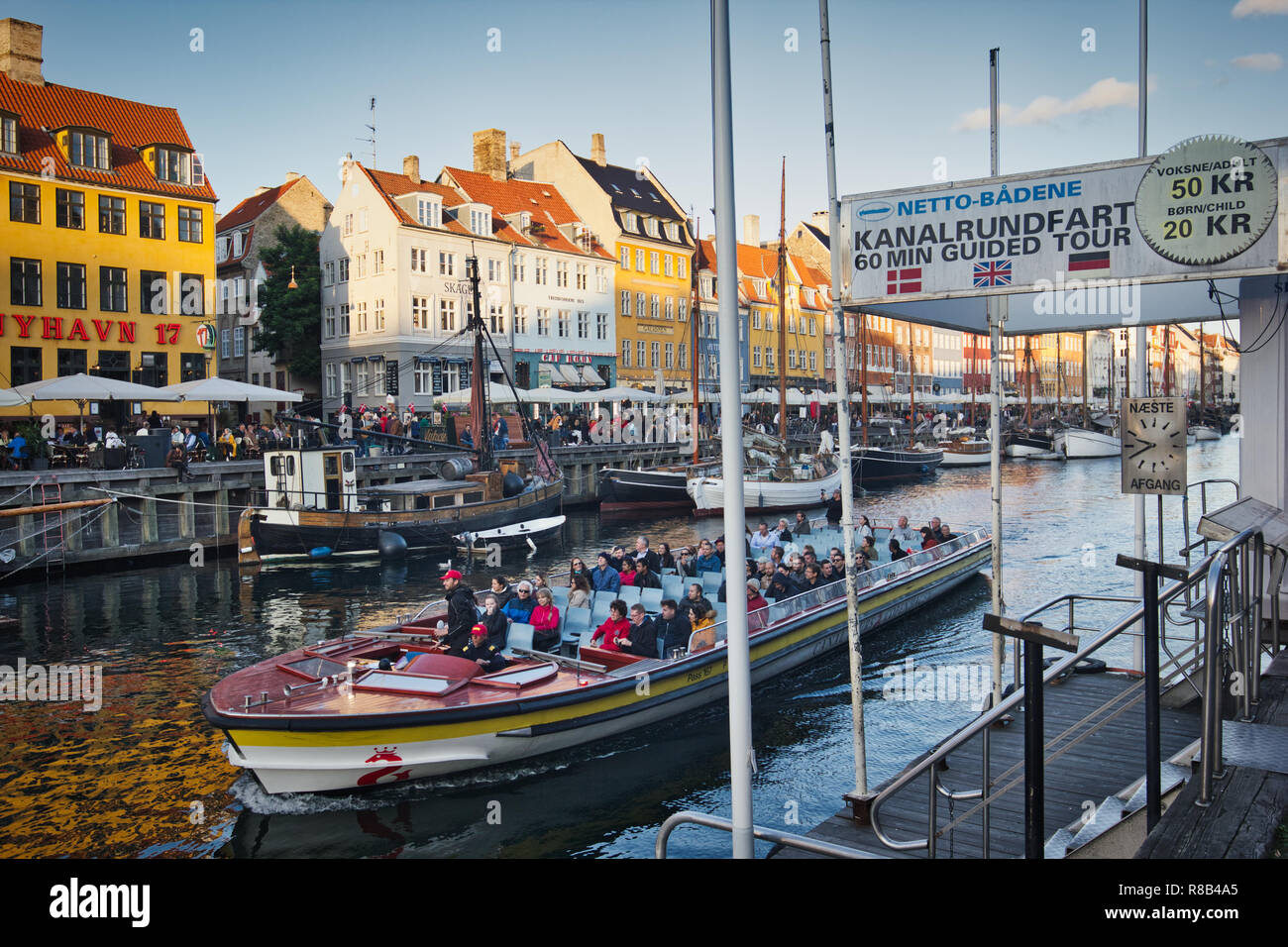 Visite du Canal Boat sur le canal de Nyhavn, Nyhavn, Indre par, Copenhague, Danemark, Scandinavie Banque D'Images