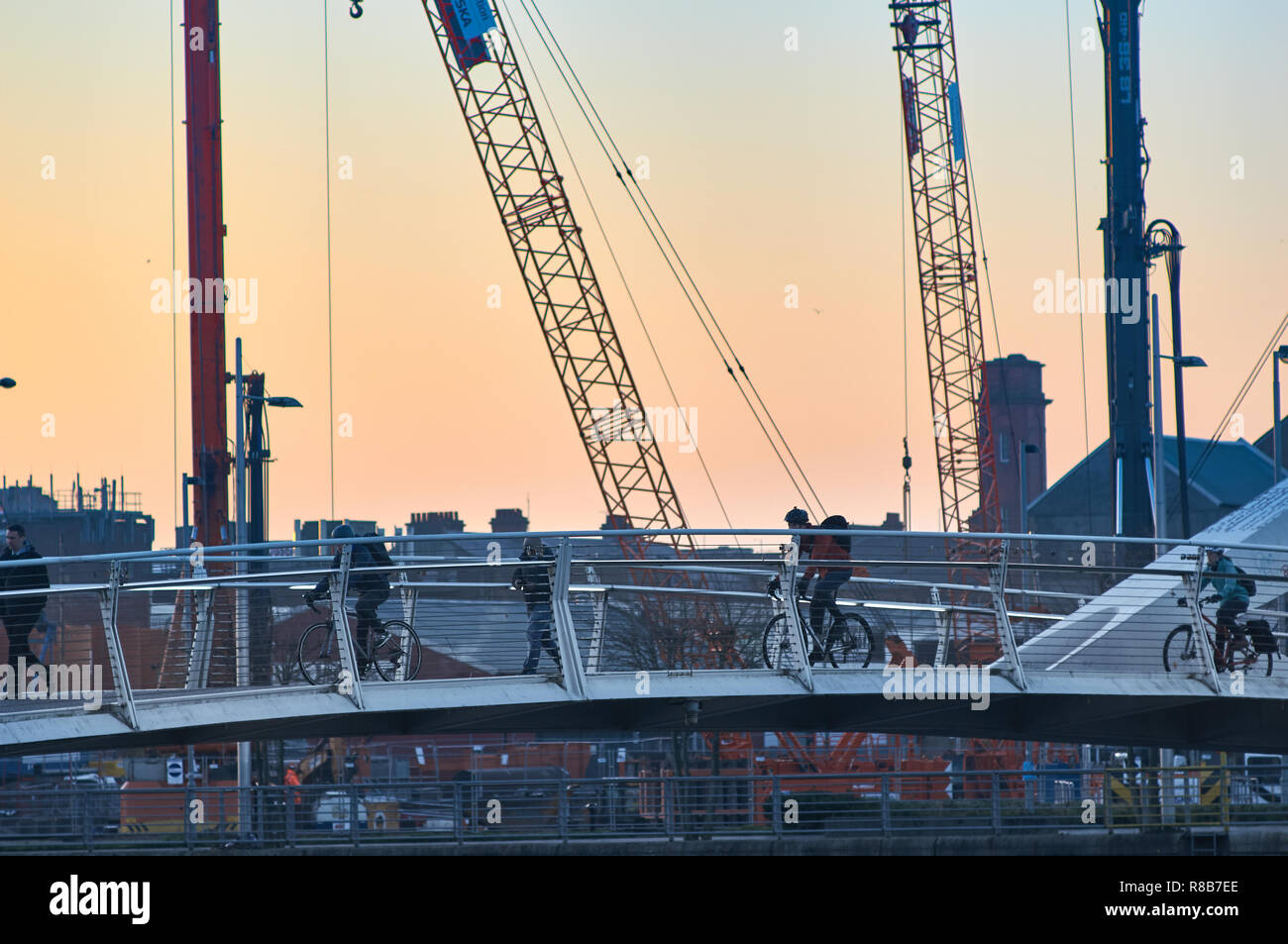 Les gens se déplacent pour travailler avec le réaménagement de l'eau Travaux publics zone avant du Tradeston district de Glasgow dans l'arrière-plan. Banque D'Images