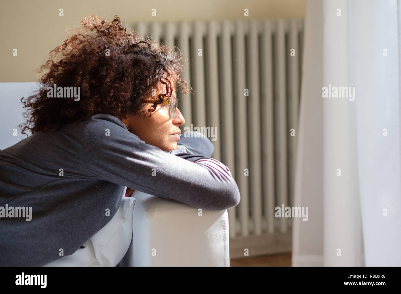 Les émotions négatives sentiment femme couchée sur le canapé Banque D'Images