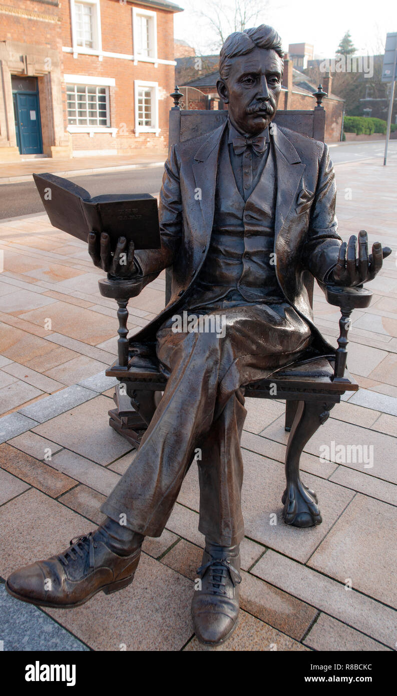 Statue de l'auteur Arnold Bennett à l'extérieur du musée et galerie d'art poteries, Bethesda Street, Hanley, Stoke on Trent Banque D'Images