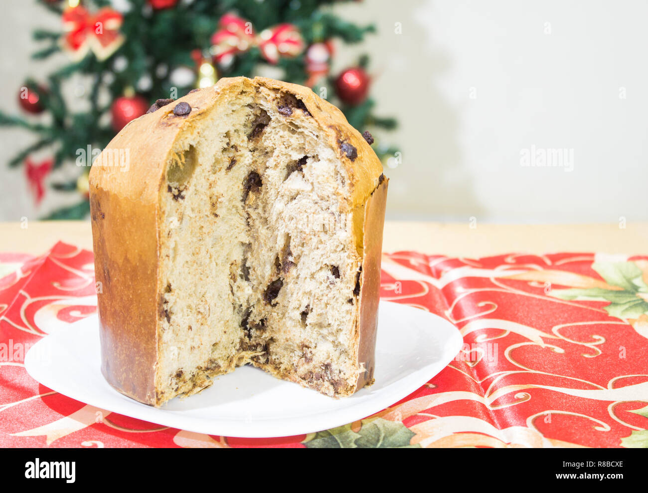 Panettone Gateau Avec Des Fruits Confits Traditionnels A Partir De La Saison De Noel D Origine Milanaise Du Nord De L Italie Photo Stock Alamy Panettone Gateau Avec Des Fruits Confits Traditionnels A Partir De La Saison De Noel D Origine Milanaise Du Nord De L Italie Photo Stock Alamy