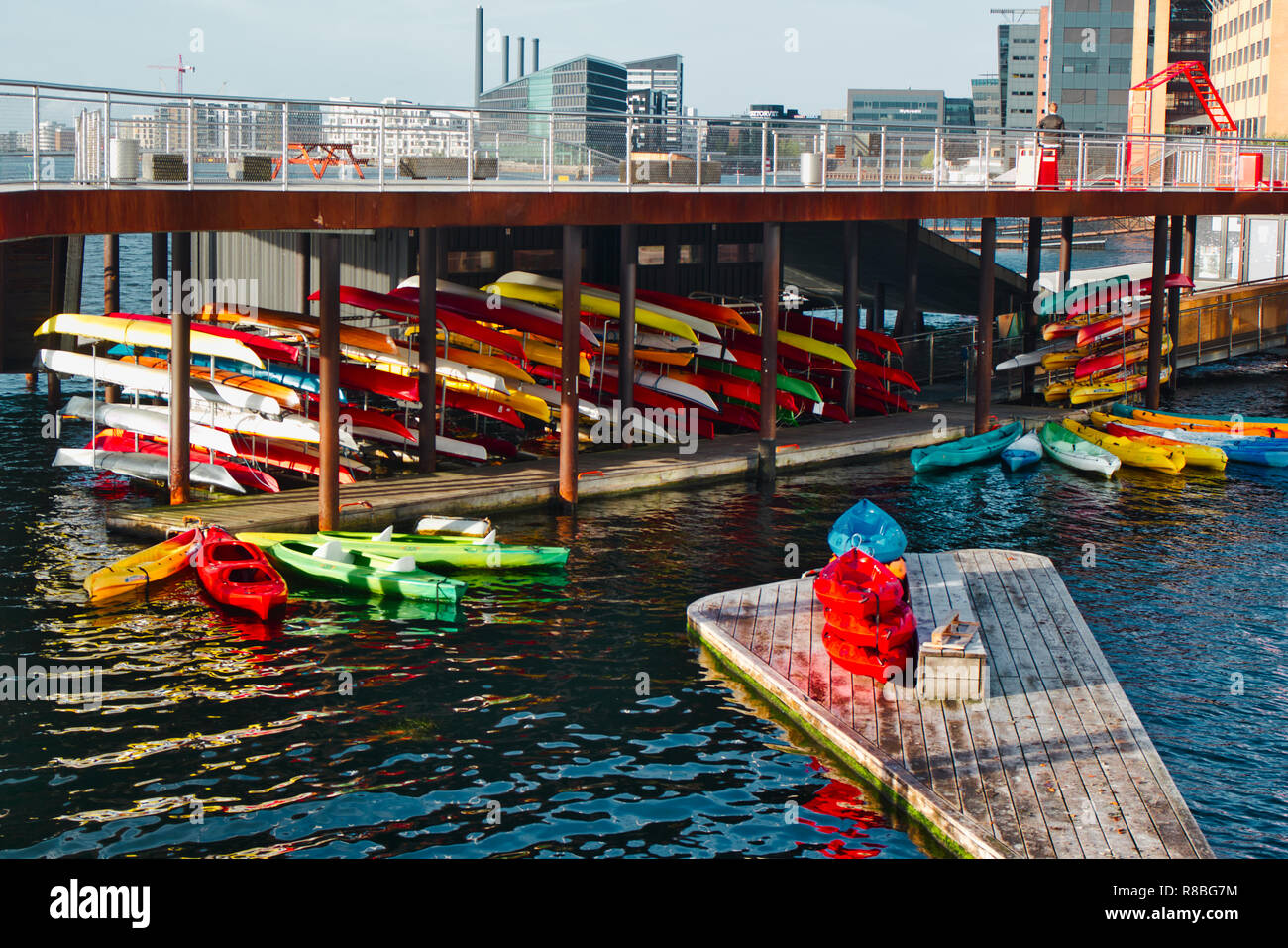 Kayaks sous un trottoir de bois, Kalvebod Brygge (Kalvebod Quay), de Vesterbro, à Copenhague, Danemark, Scandinavie Banque D'Images