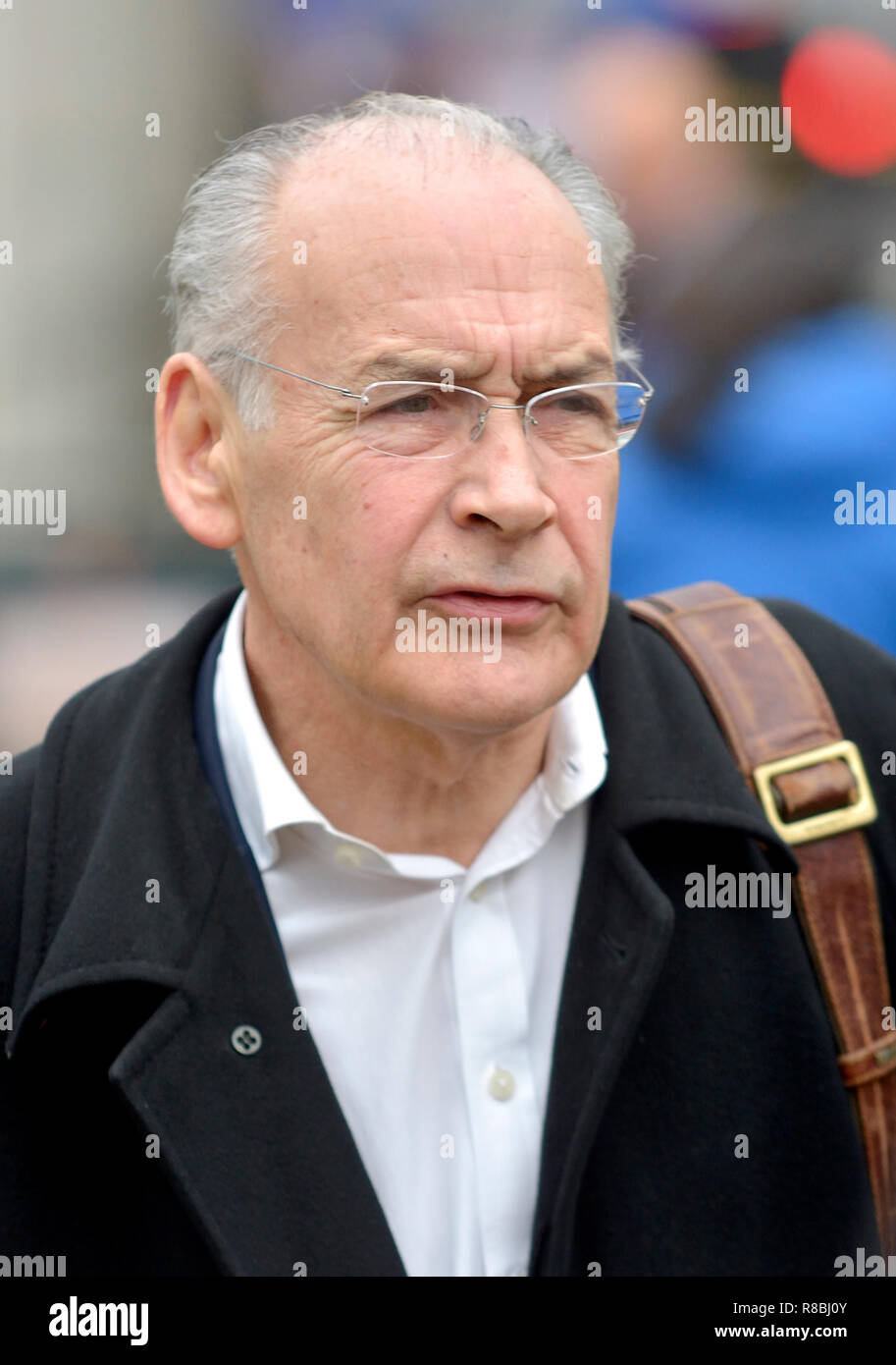 Alastair Stewart, ITN reporter, sur College Green, Westminster couvrant le vote de confiance à Theresa May's leadership du Parti conservateur 12 Banque D'Images