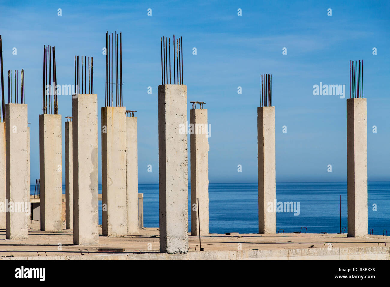 Piliers de béton avec la mer en arrière-plan, coffrage pour béton Banque D'Images