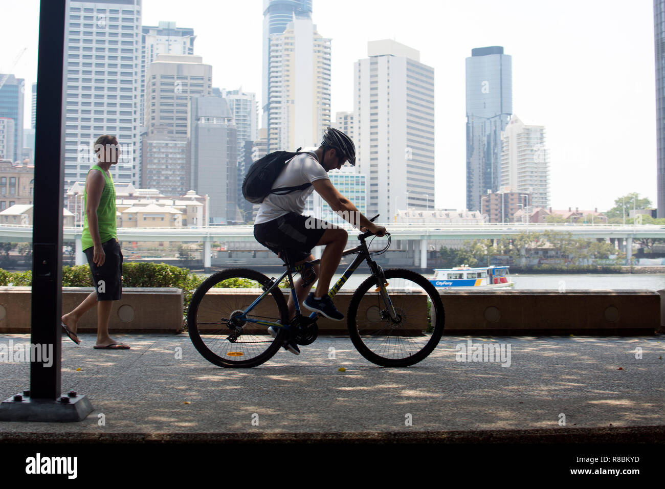 Un cycliste et un piéton à South Bank, Brisbane, Queensland, Australie Banque D'Images