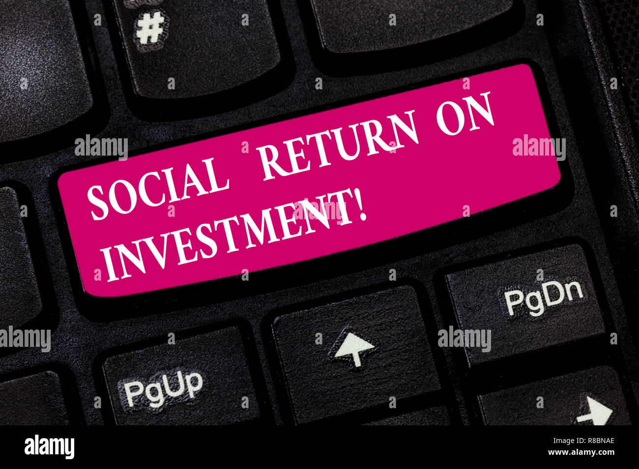 La main conceptuel montrant retour social sur investissement. Photo d'objets américains investir une partie des gains en dons touche clavier Intention Banque D'Images