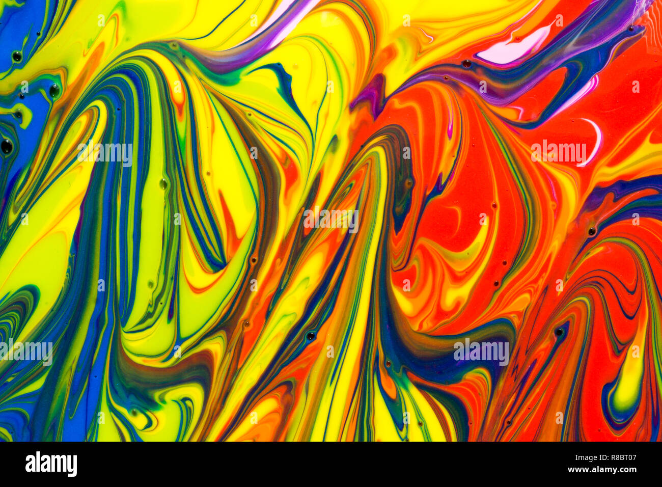 Un arc-en-ciel multicolore coloré résumé fond de rouge, orange, jaune, vert. bleu, violet, rose et blanche de la peinture liquide swirls Banque D'Images