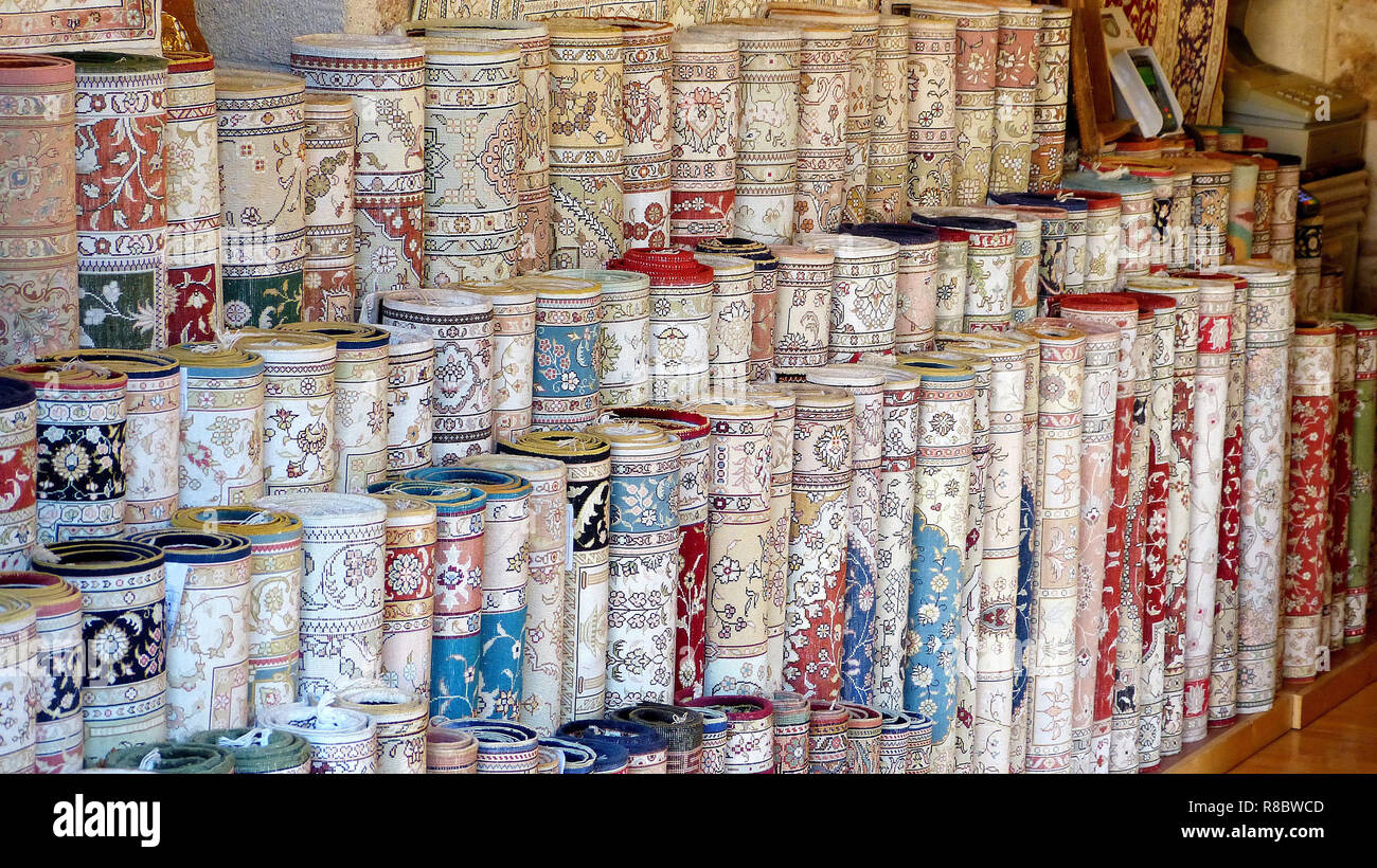 Tapis roulé dans une boutique de tapis en Turquie. Banque D'Images
