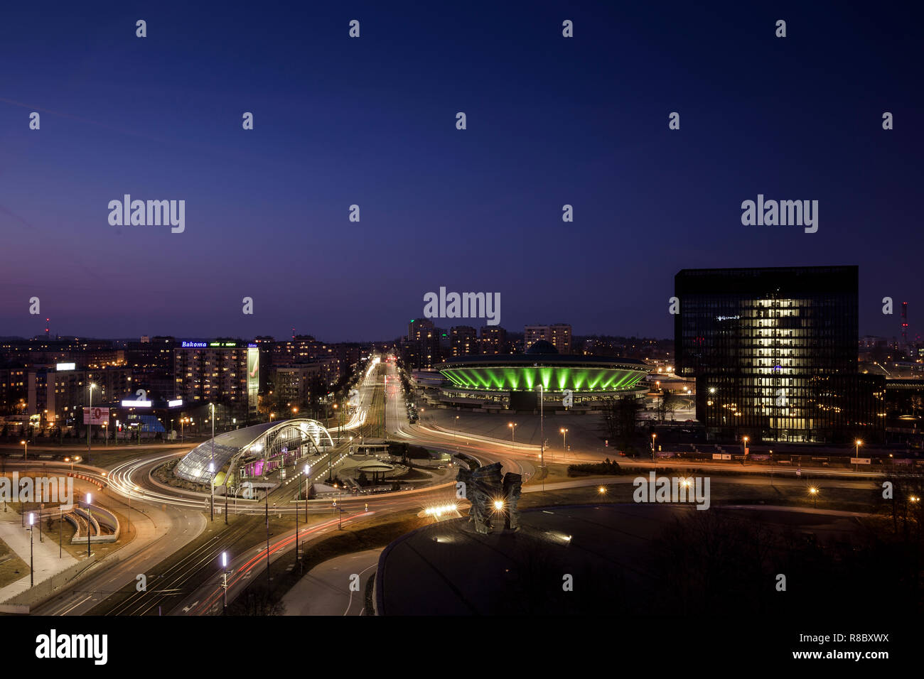 Metropolis de Silésie à Katowice en Pologne dans la nuit avec l'heure bleue @ spodek et ciel bleu clair ; belle vue depuis le toit de l'Hotel Katowice Banque D'Images