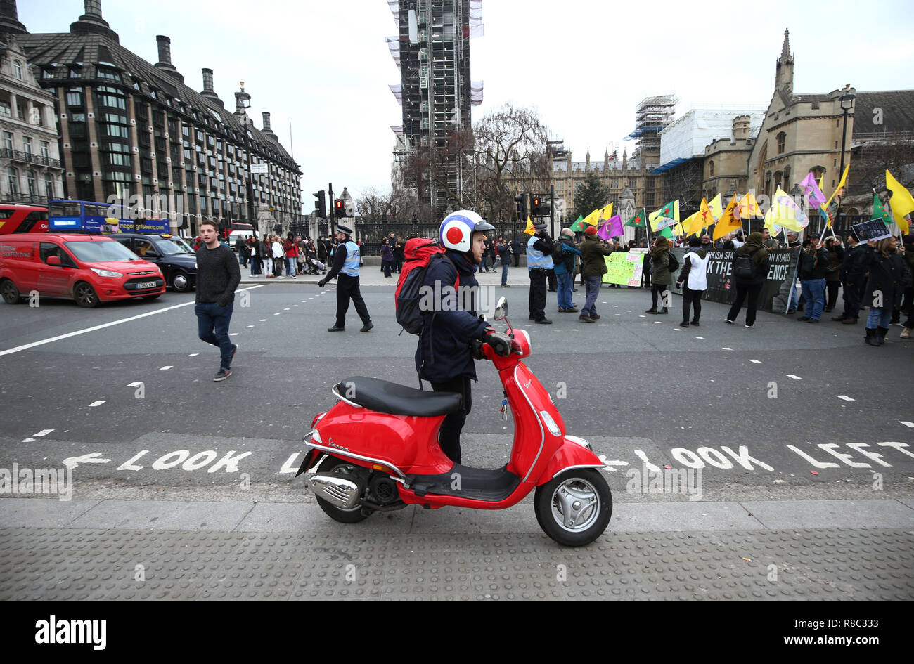 Les manifestants lors d'une manifestation pro-kurde contre la Turquie à la place du Parlement à Londres. Banque D'Images