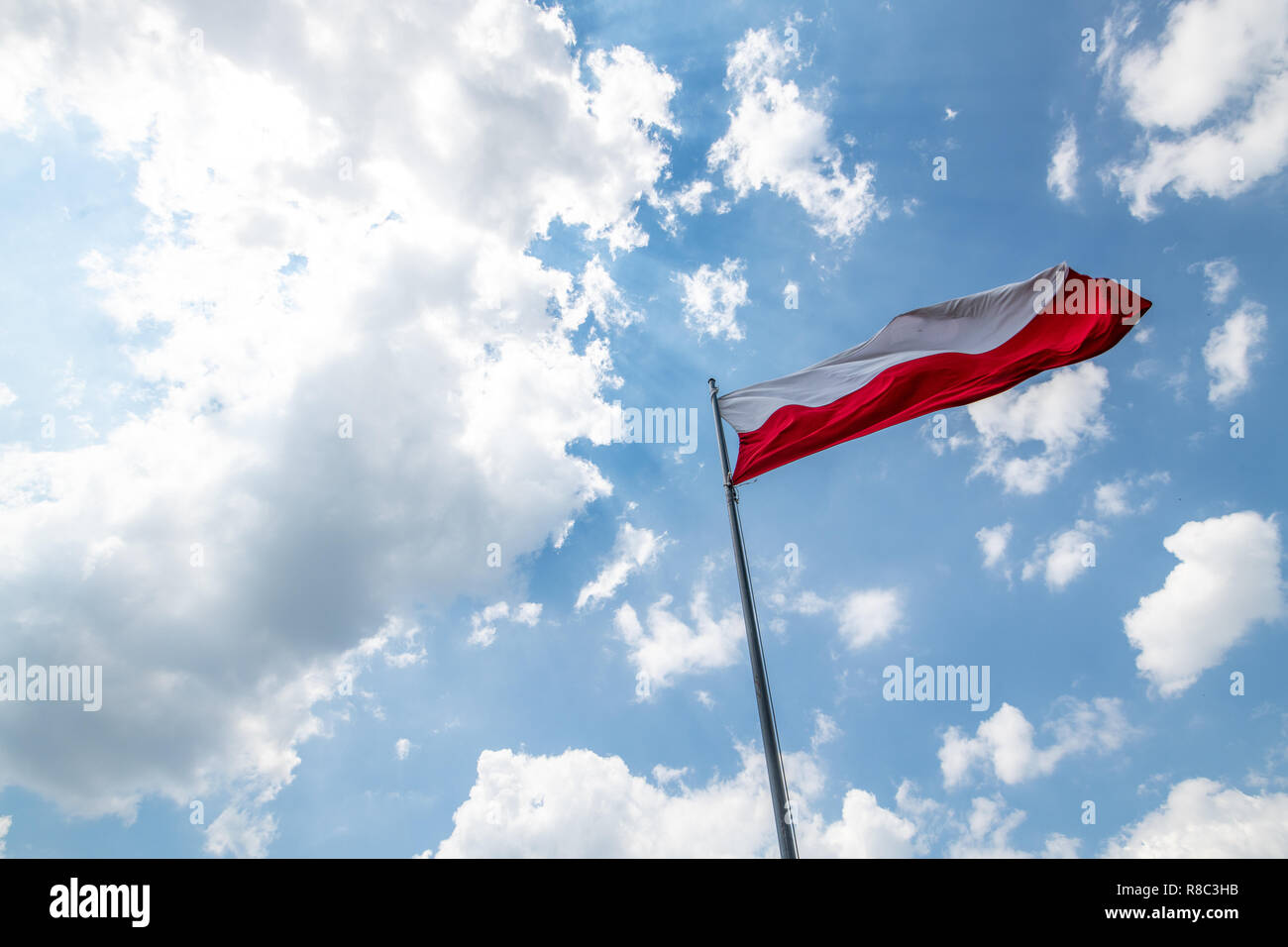 Le drapeau national de la Pologne à Checiny, Pologne Banque D'Images