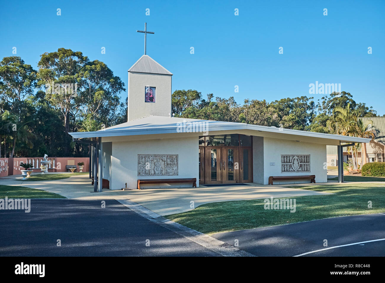 Un point de vue extérieur de Notre Dame de la voie appartenant à la chapelle catholique Sawtell les soins aux personnes âgées à la retraite village de Toormina, Australie Banque D'Images
