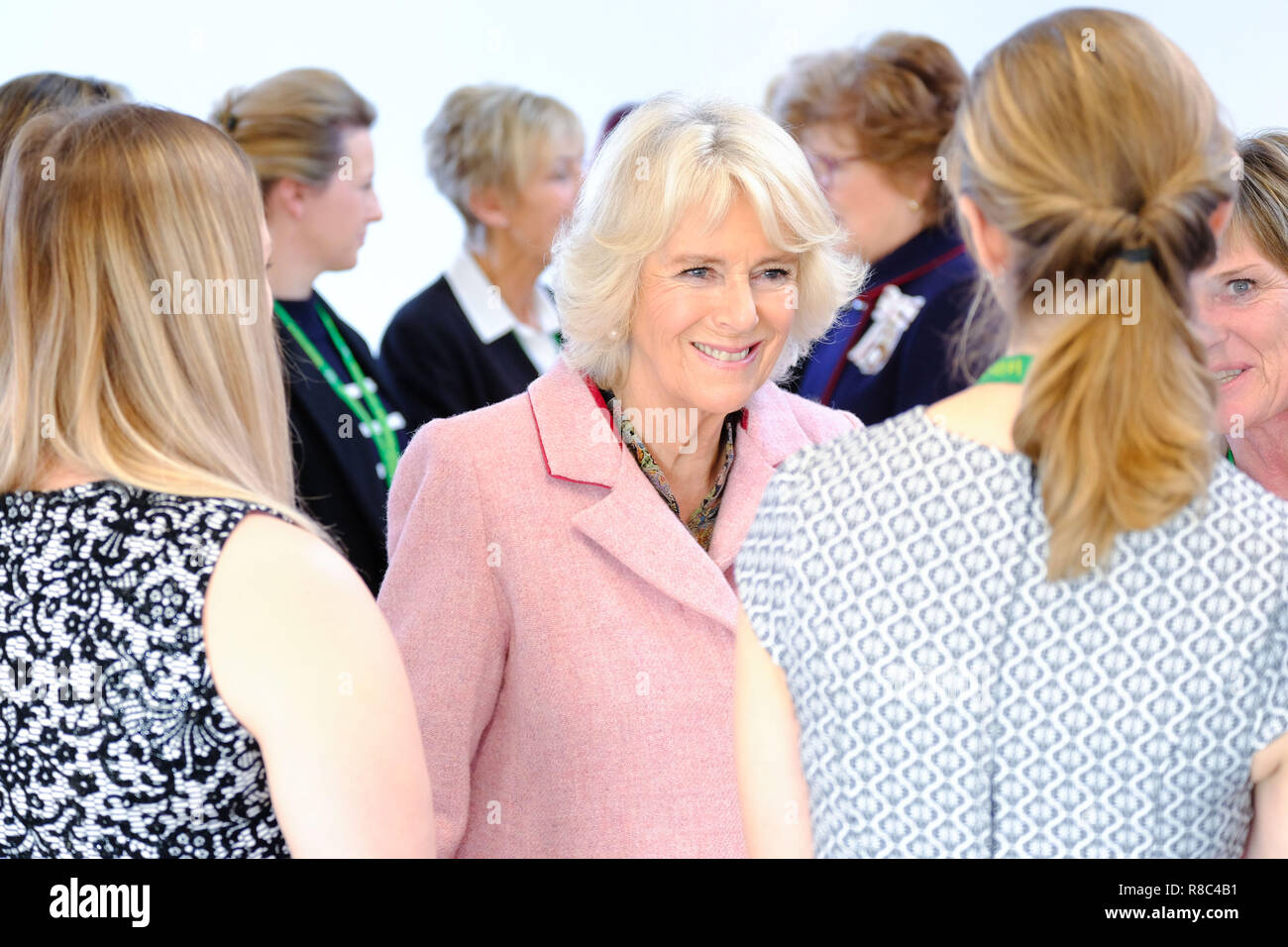 La duchesse de Cornouailles se réunit d'urgence et le personnel d'équipage alors qu'elle s'ouvre dans le Wiltshire Air Ambulance de neuf dans Outmarsh, Semington base aérienne. Banque D'Images