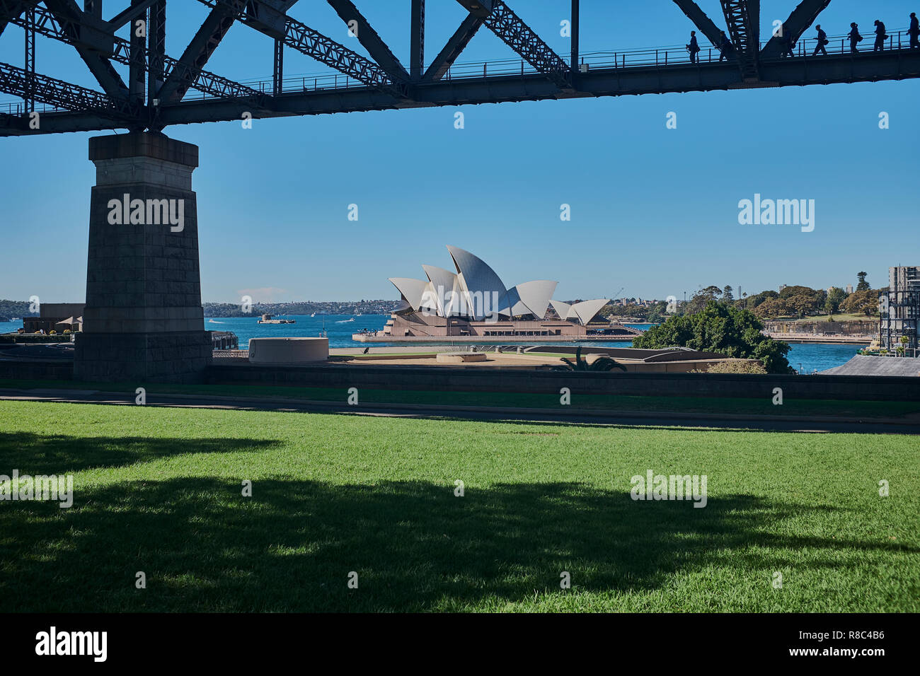 Extrait de l'Opéra de Sydney Dawes Point Park avec les gens marcher sur la structure inférieure du Sydney Harbour Bridge, Sydney, NSW, Australie Banque D'Images