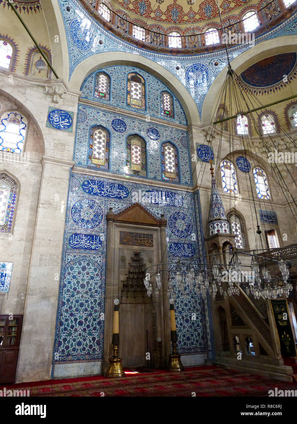 Istanbul, Turquie - le 24 juin 2013. L'intérieurmaison de Sokollu Sehit Mehmet Pasha mosque in Istanbul, avec minibar, mihrab et spectaculaire red et bleu Iznik ti Banque D'Images