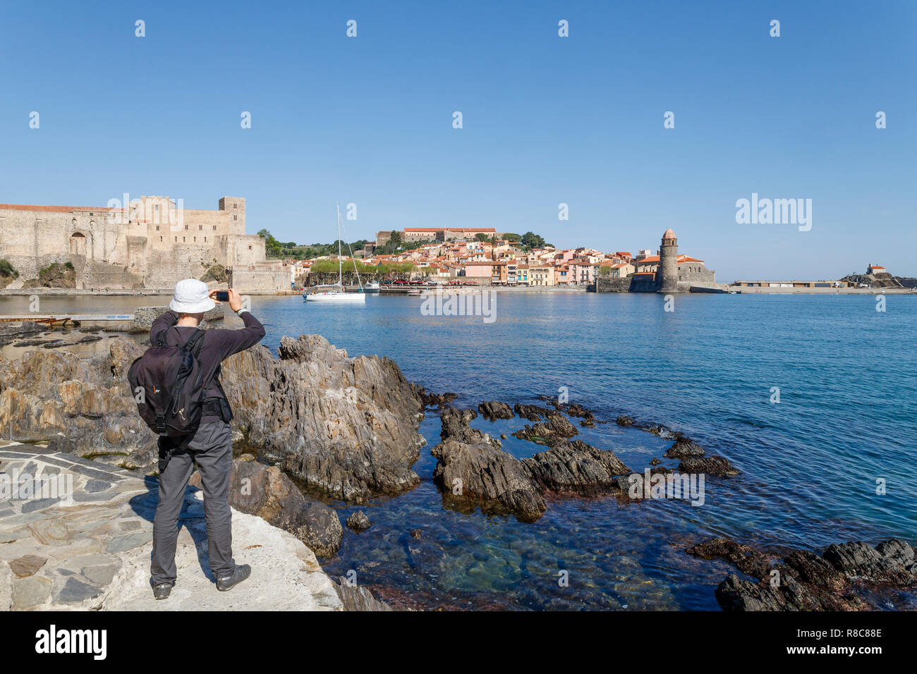 France, Pyrénées Orientales, Collioure, Côte Vermeille, touriste photographiant la baie de Collioure // France, Pyrénées-Orientales (66), la Côte Ver Banque D'Images
