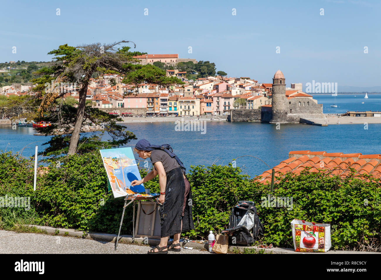 France, Pyrénées Orientales, Collioure, Côte Vermeille, peintre en face de la baie de Collioure // France, Pyrénées-Orientales (66), la Côte Vermeille, Banque D'Images