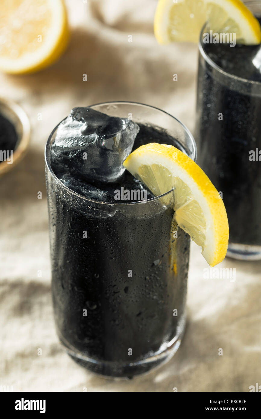Charbon activé noir rafraîchissante boisson Detox Limonade Banque D'Images