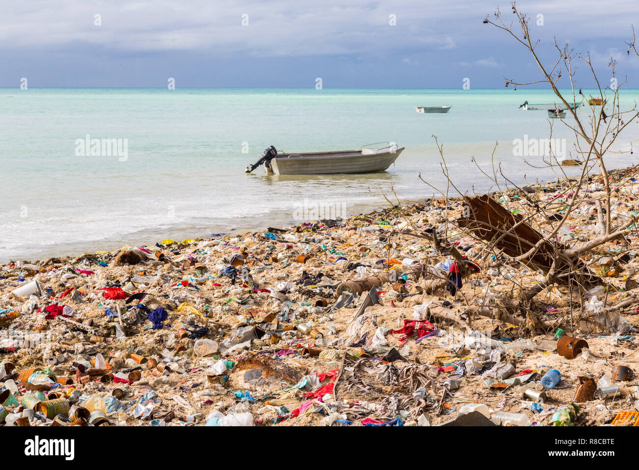 Dépotoir, d'enfouissement, l'atoll micronésien plage de sable fin, Sud de Tarawa, Kiribati, l'Océanie. Problèmes de gestion des ordures et écologique des nations insulaires. Banque D'Images