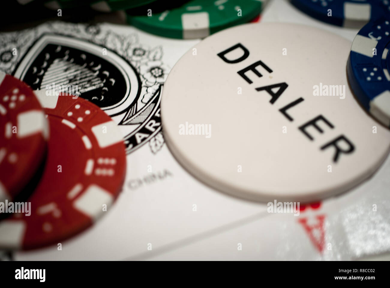 Des jetons de poker et bouton de donneur portant sur table de poker. Banque D'Images
