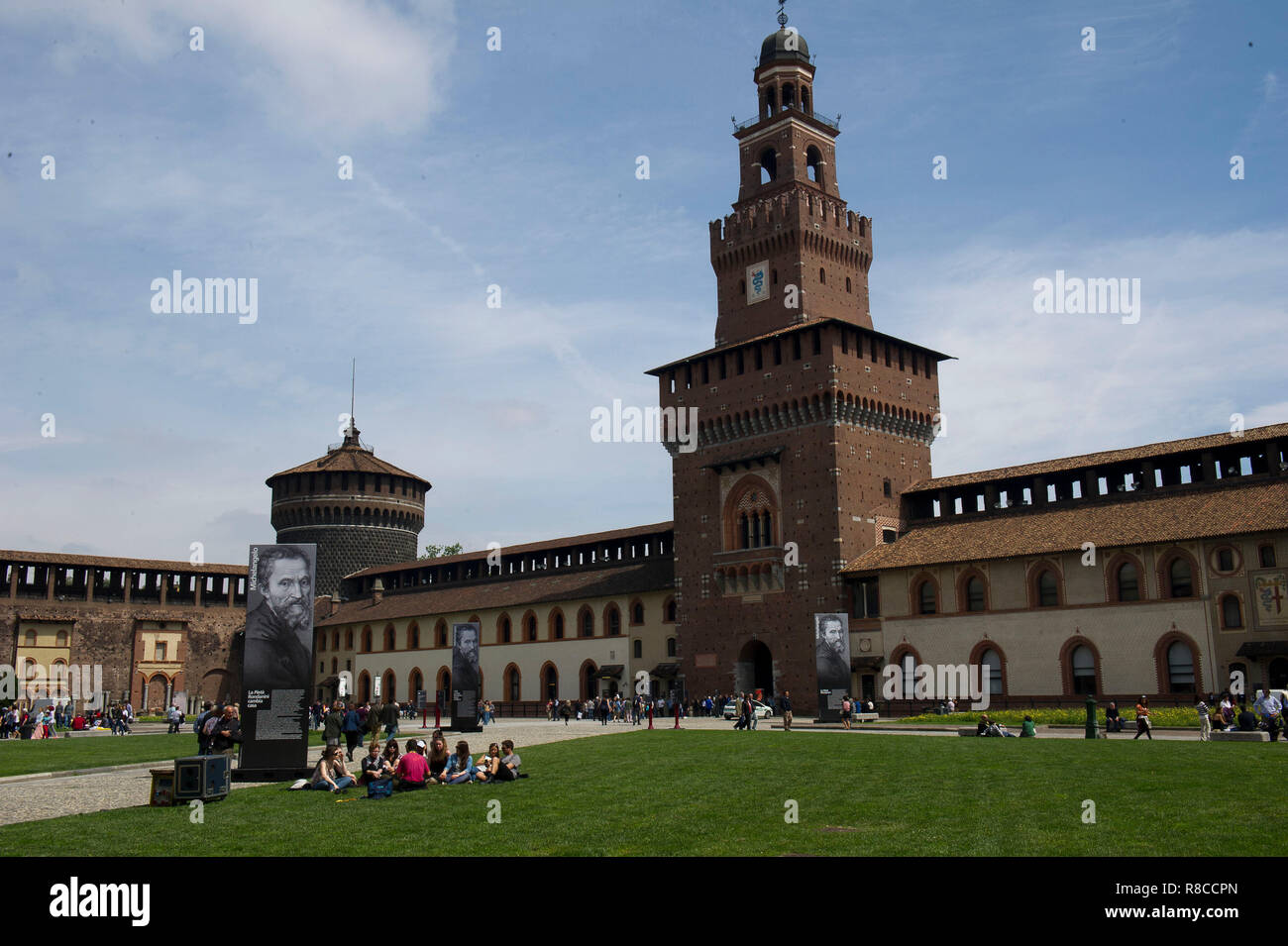 L'Italie, Lombardie, Milan, Castello Sforzesco. Square d'armes. Cour intérieure avec les gens. Banque D'Images